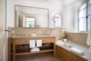 Villa-17-La-Reserve-Ramatuelle-Bathroom-min